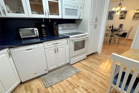 Condo in Bay Harbor Islands, Florida, 2 bedrooms  № 1730869 - photo 14