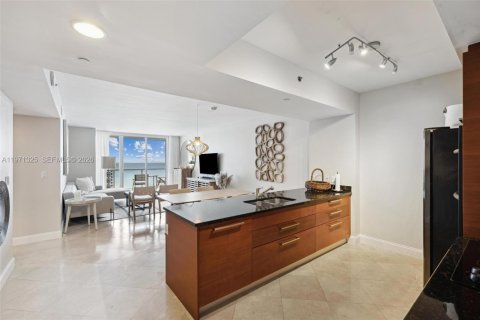 Condo in Hallandale Beach, Florida, 2 bedrooms  № 2053042 - photo 9