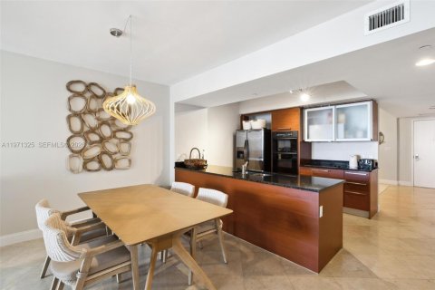 Condo in Hallandale Beach, Florida, 2 bedrooms  № 2053042 - photo 11