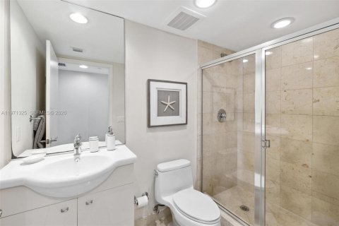 Condo in Hallandale Beach, Florida, 2 bedrooms  № 2053042 - photo 20