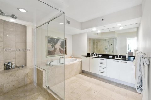 Condo in Hallandale Beach, Florida, 2 bedrooms  № 2053042 - photo 18