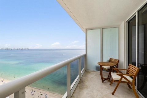 Condo in Hallandale Beach, Florida, 2 bedrooms  № 2053042 - photo 23