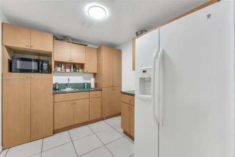 Commercial property in Hialeah, Florida № 1980258 - photo 7