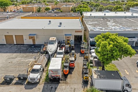 Commercial property in Hialeah, Florida № 1980258