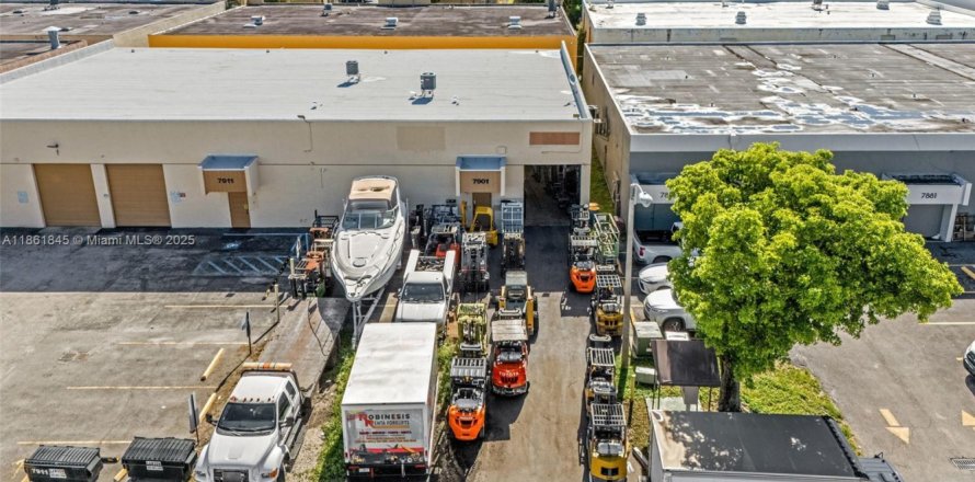 Commercial property in Hialeah, Florida № 1980258