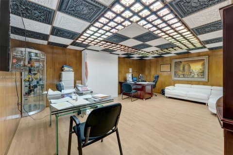 Commercial property in Hialeah, Florida № 1980258 - photo 11