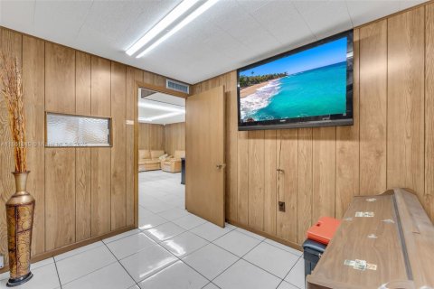 Commercial property in Hialeah, Florida № 1980258 - photo 5