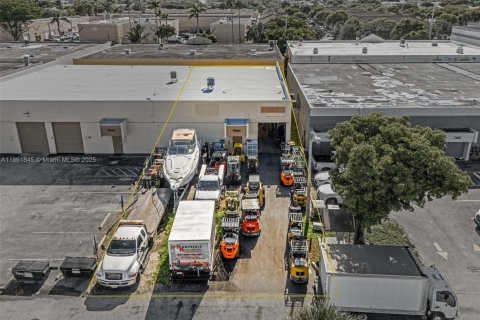 Commercial property in Hialeah, Florida № 1980258 - photo 17