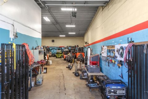 Commercial property in Hialeah, Florida № 1980258 - photo 13