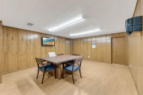 Commercial property in Hialeah, Florida № 1980258 - photo 10