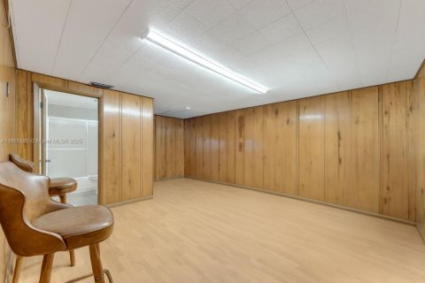 Commercial property in Hialeah, Florida № 1980258 - photo 12