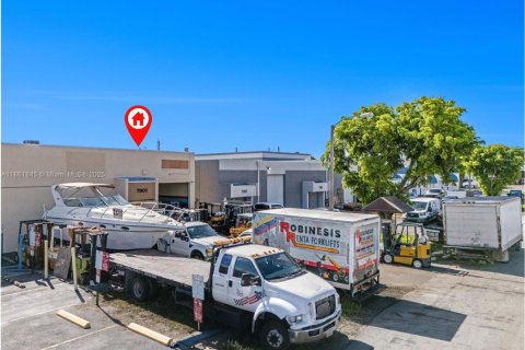 Commercial property in Hialeah, Florida № 1980258 - photo 2