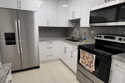 Снять в аренду квартиру в Майами, Флорида 3 спальни, 95.13м2, № 1991776 - фото 1