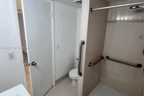 Снять в аренду квартиру в Майами, Флорида 3 спальни, 95.13м2, № 1991776 - фото 14