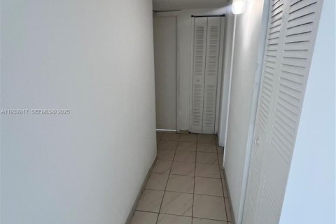 Снять в аренду квартиру в Майами, Флорида 3 спальни, 95.13м2, № 1991776 - фото 15