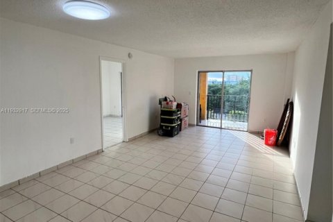 Снять в аренду квартиру в Майами, Флорида 3 спальни, 95.13м2, № 1991776 - фото 10