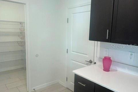 Casa en alquiler en Land O' Lakes, Florida, 6 dormitorios, 287.25 m2 № 2222093 - foto 9