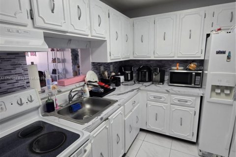 Casa en venta en Miami, Florida, 1 dormitorio, 70.23 m2 № 1862047 - foto 10