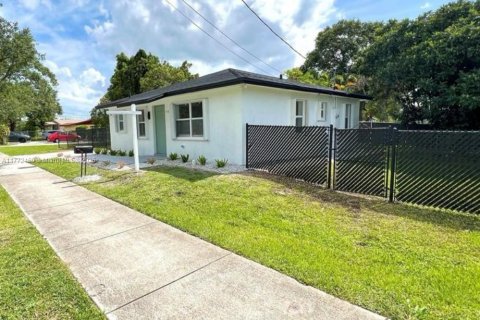 House in Miami, Florida 2 bedrooms, 89.28 sq.m. № 1939726 - photo 2