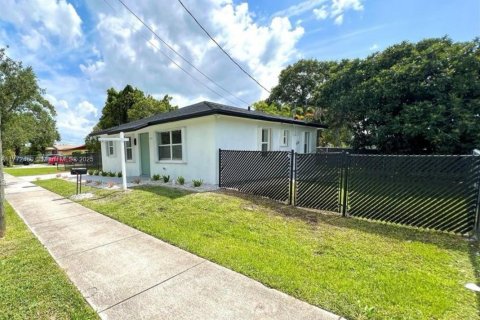 House in Miami, Florida 2 bedrooms, 89.28 sq.m. № 1939726 - photo 3