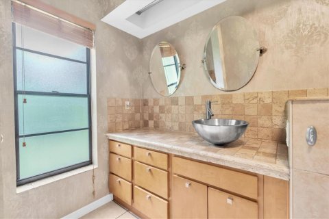 Villa ou maison à vendre à New Port Richey, Floride: 3 chambres, 191.56 m2 № 2267505 - photo 28