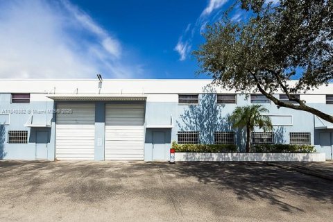 Commercial property in Medley, Florida № 1828982 - photo 1