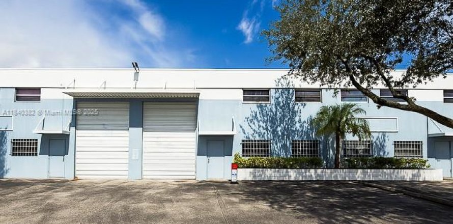 Commercial property in Medley, Florida № 1828982