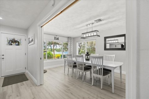 Villa ou maison à louer à Tavares, Floride: 4 chambres, 225.47 m2 № 2406882 - photo 6