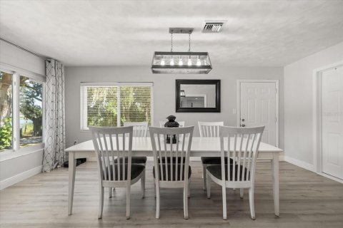Villa ou maison à louer à Tavares, Floride: 4 chambres, 225.47 m2 № 2406882 - photo 9