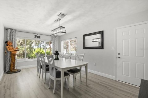 Villa ou maison à louer à Tavares, Floride: 4 chambres, 225.47 m2 № 2406882 - photo 7