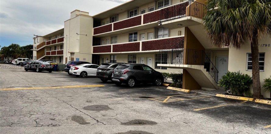 Condo in North Bay Village, Florida, 1 bedroom  № 2086460