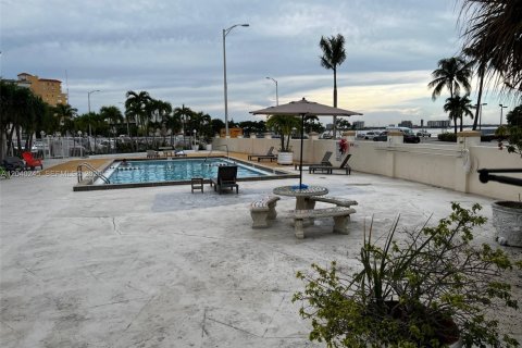 Condo in North Bay Village, Florida, 1 bedroom  № 2086460 - photo 2