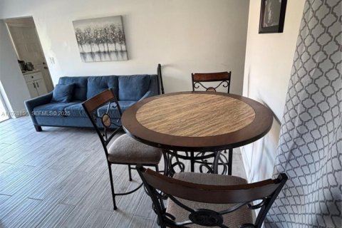 Снять в аренду дуплекс в Корал-Гейблс, Флорида 1 спальня, 299.15м2, № 1988288 - фото 2