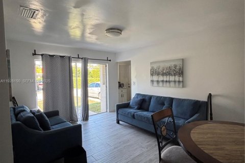 Снять в аренду дуплекс в Корал-Гейблс, Флорида 1 спальня, 299.15м2, № 1988288 - фото 1