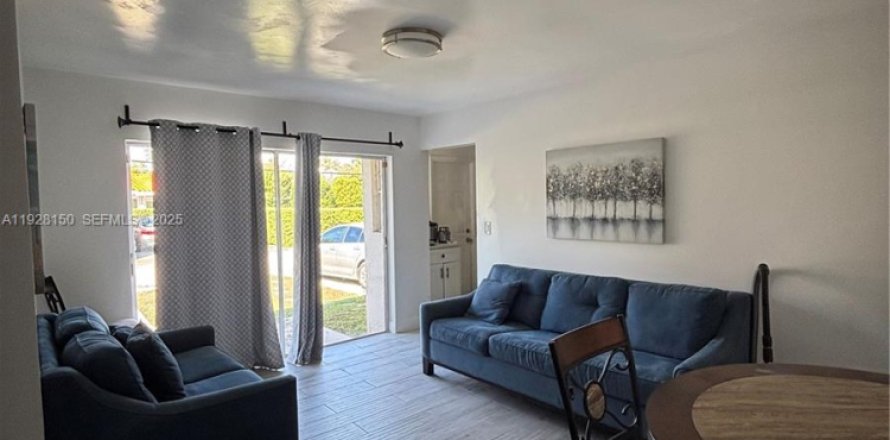 Дуплекс в Корал-Гейблс, Флорида 1 спальня, 299.15м2 № 1988288