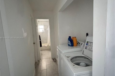 Снять в аренду дуплекс в Корал-Гейблс, Флорида 1 спальня, 299.15м2, № 1988288 - фото 8