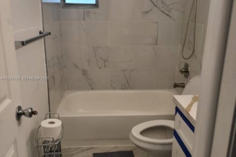 Снять в аренду дуплекс в Корал-Гейблс, Флорида 1 спальня, 299.15м2, № 1988288 - фото 6