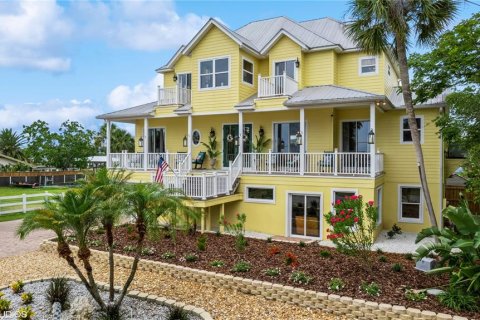 House in Crystal River, Florida 3 bedrooms, 465.44 sq.m. № 518501 - photo 2
