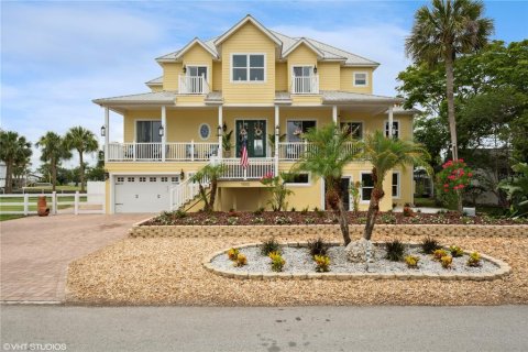 House in Crystal River, Florida 3 bedrooms, 465.44 sq.m. № 518501 - photo 1