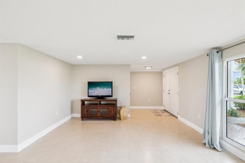Casa en venta en New Port Richey, Florida, 4 dormitorios, 190.17 m2 № 1879382 - foto 4
