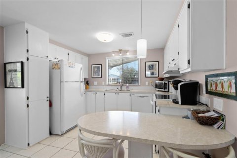 Apartment in North Port, Florida 2 bedrooms, 80.27 sq.m. № 2217243 - photo 8