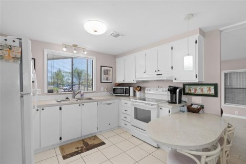 Apartment in North Port, Florida 2 bedrooms, 80.27 sq.m. № 2217243 - photo 7