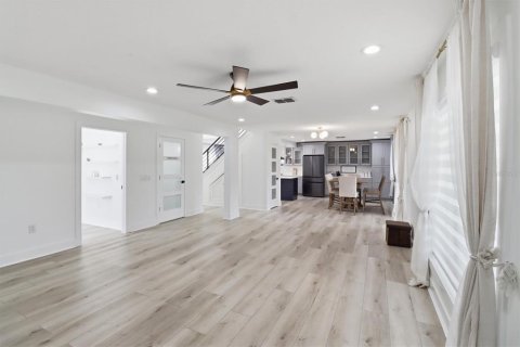 House in Orlando, Florida 4 bedrooms, 206.43 sq.m. № 2142019 - photo 16