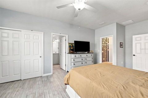 House in Spring Hill, Florida 6 bedrooms, 379.13 sq.m. № 2306567 - photo 10