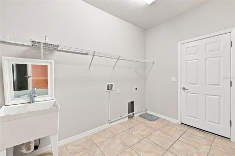 House in Spring Hill, Florida 6 bedrooms, 379.13 sq.m. № 2306567 - photo 17