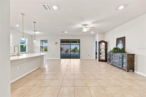 House in Spring Hill, Florida 6 bedrooms, 379.13 sq.m. № 2306567 - photo 3