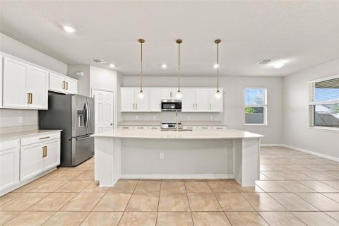 House in Spring Hill, Florida 6 bedrooms, 379.13 sq.m. № 2306567 - photo 4