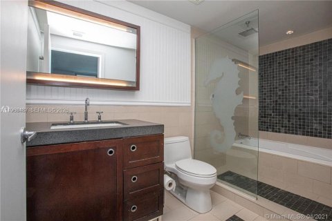 Condo in Sunny Isles Beach, Florida, 2 bedrooms № 2031834 - photo 9