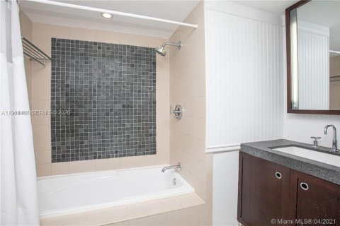 Condo in Sunny Isles Beach, Florida, 2 bedrooms № 2031834 - photo 18