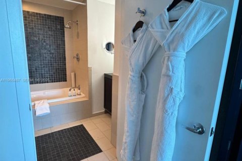 Condo in Sunny Isles Beach, Florida, 2 bedrooms № 2031834 - photo 17